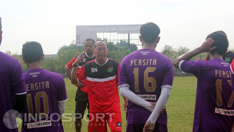 Pelatih Persita Tangerang, Bambang Nurdiansyah (tengah). Copyright: © Jerry/Indosport